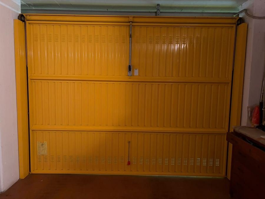 Basculante di un box auto vista dall'interno con molle e bracci