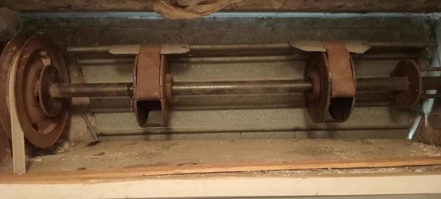 Cassonetto di una tapparella aperto: rullo, puleggia e supporti durante la riparazione – tapparellista Bologna