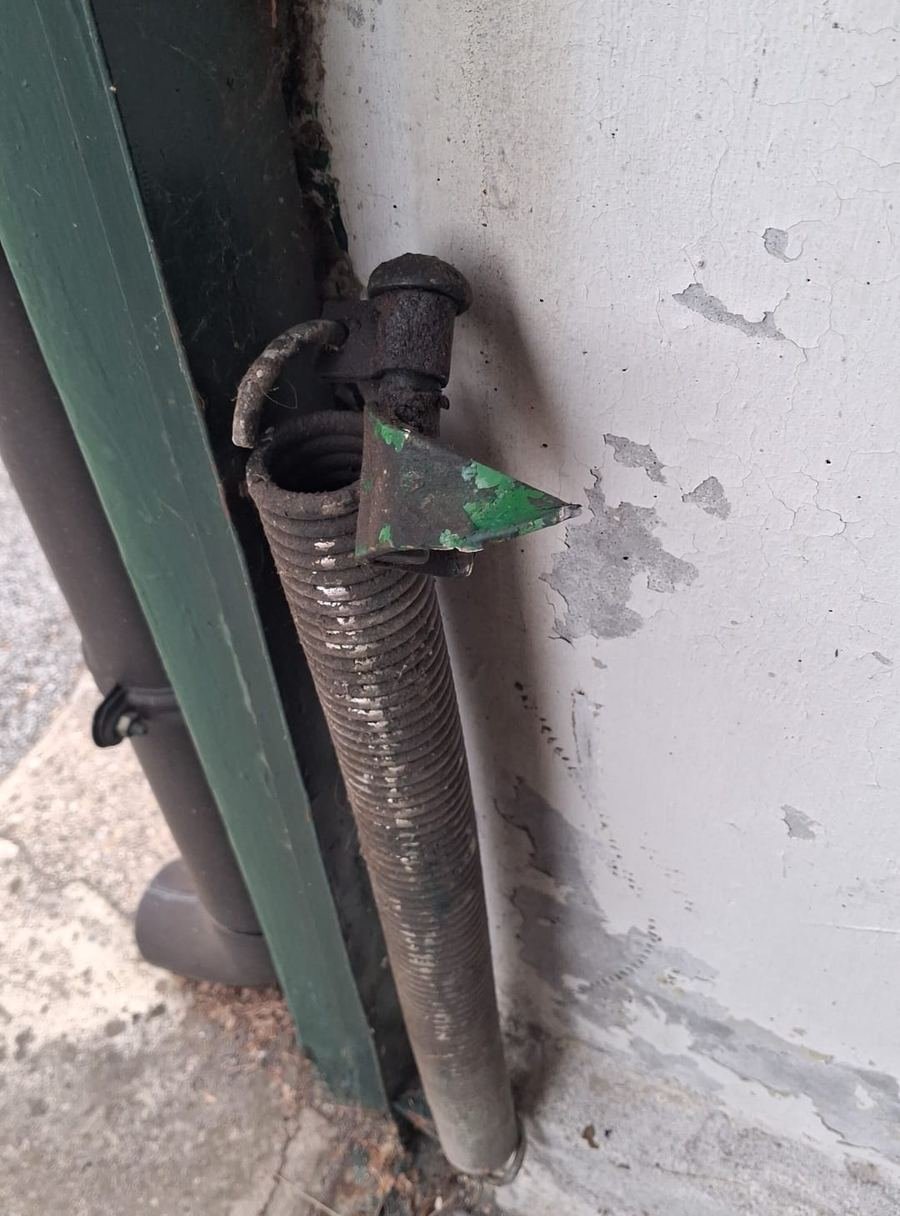 Molla di una serranda da garage rotta, da sostituire