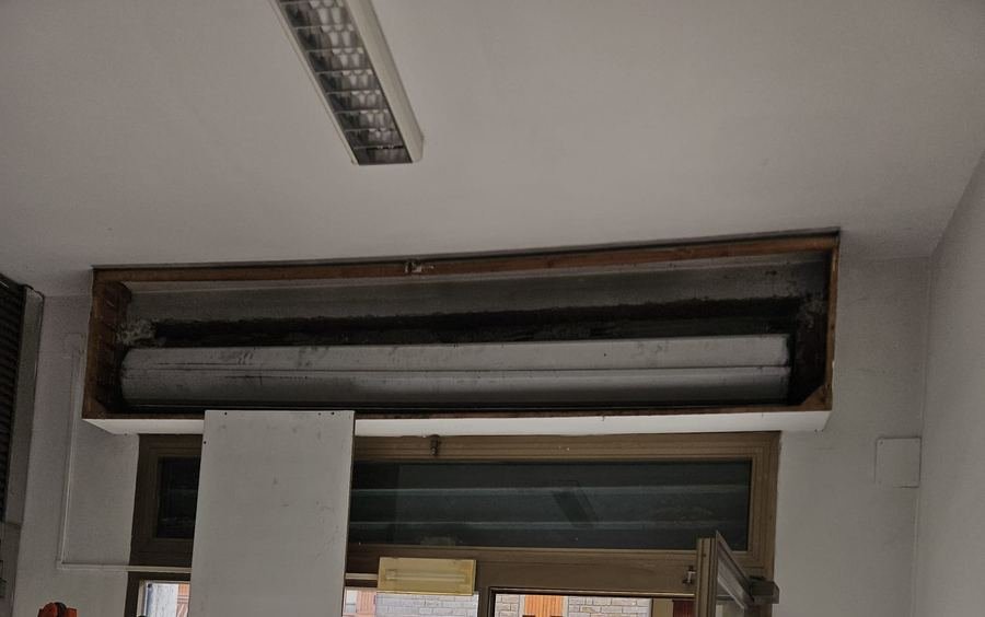 Cassonetto della serranda di un negozio aperto per la riparazione di albero e molle – riparazione serrande Bologna
