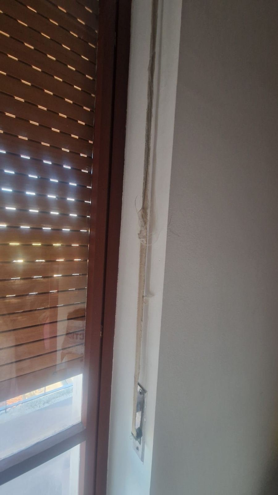 Tapparella in legno con cinghia e passacinghia da sostituire – riparazione tapparelle Bologna